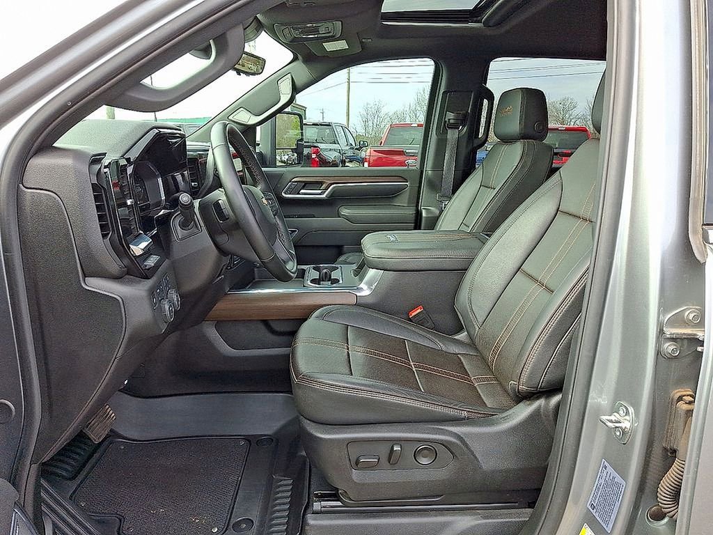 Used 2025 Chevrolet Silverado 2500 High Country w/ High Country Premium Package AWD/4WD image 10