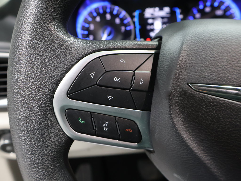 Used 2018 Chrysler Pacifica Touring Plus FWD image 40