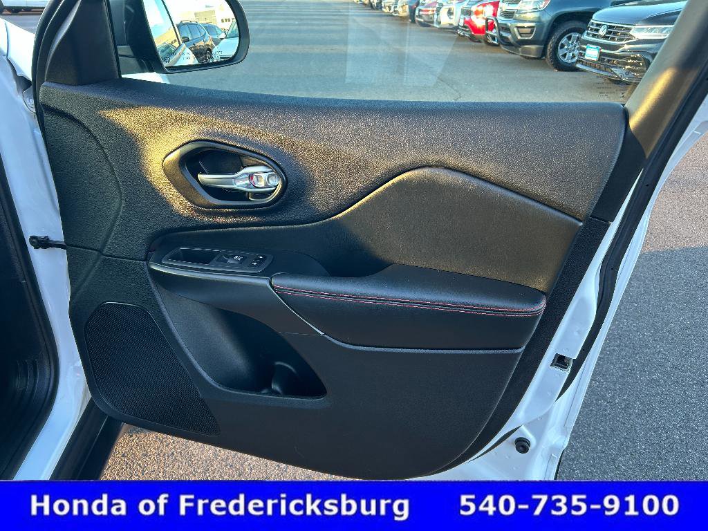 Used 2021 Jeep Cherokee Trailhawk image 14