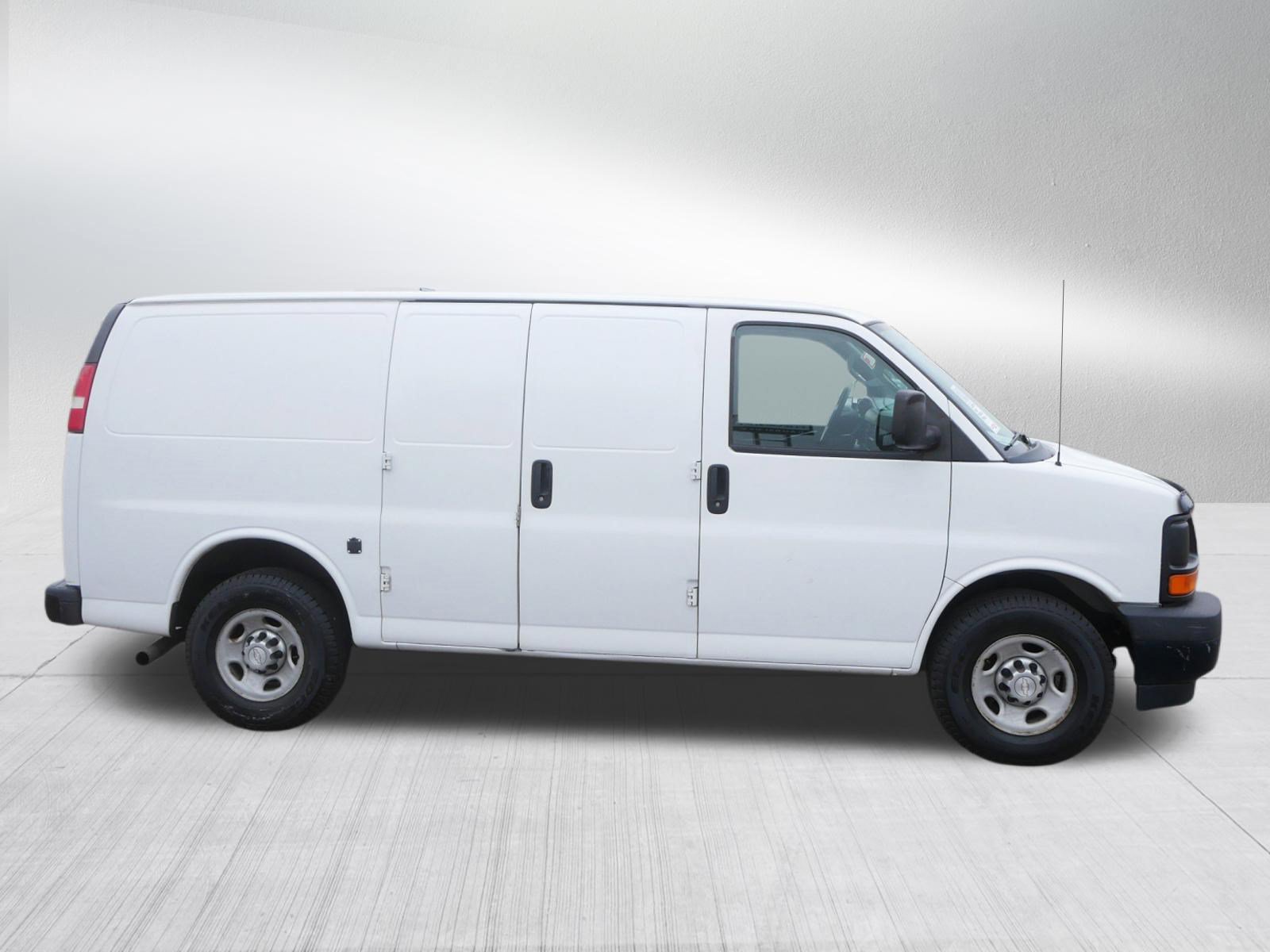 Used 2017 Chevrolet Express 2500 RWD image 8