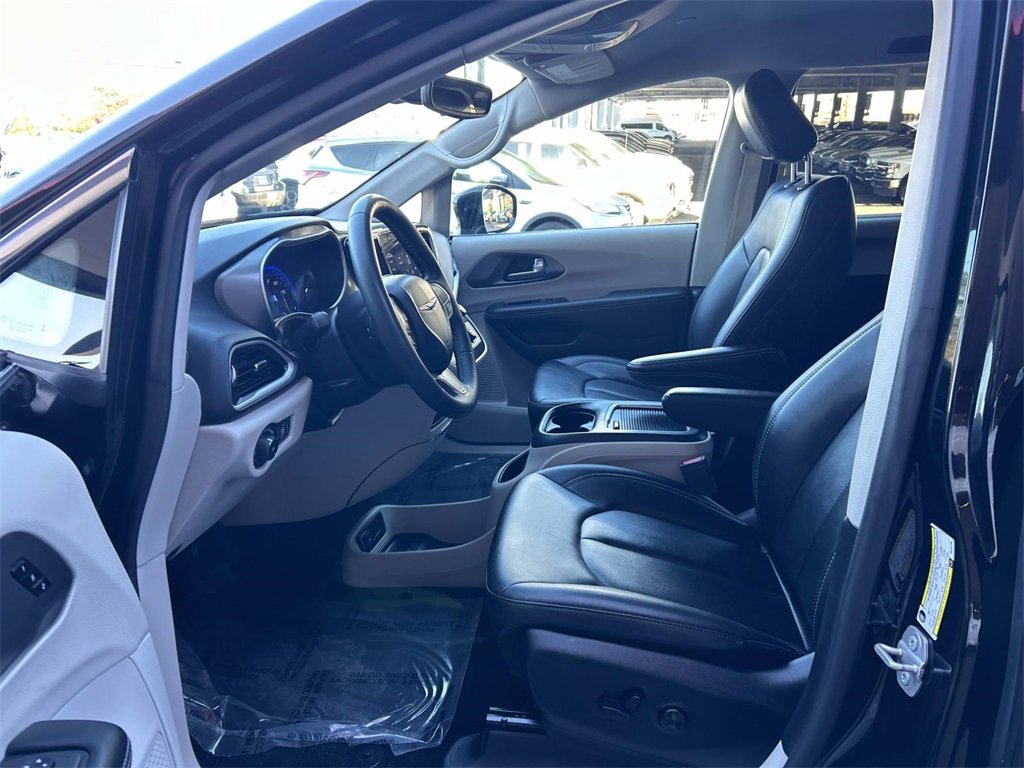 Used 2024 Chrysler Pacifica Touring-L image 11