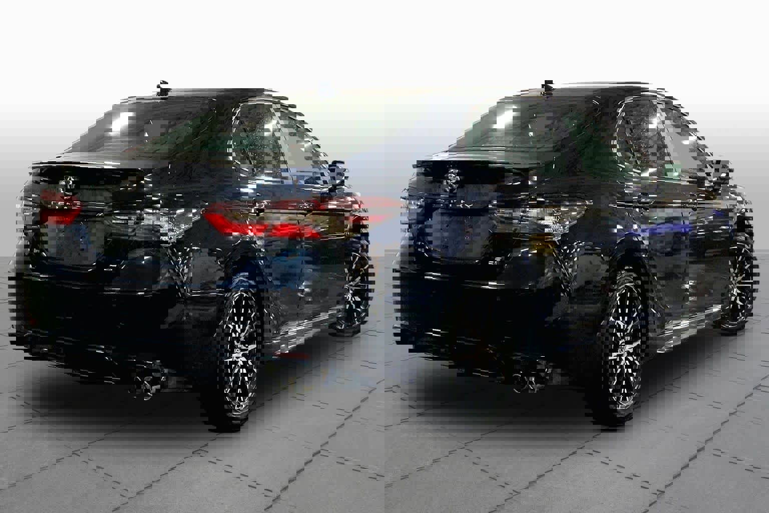 Used 2021 Toyota Camry SE w/ Cold Weather Package FWD image 13