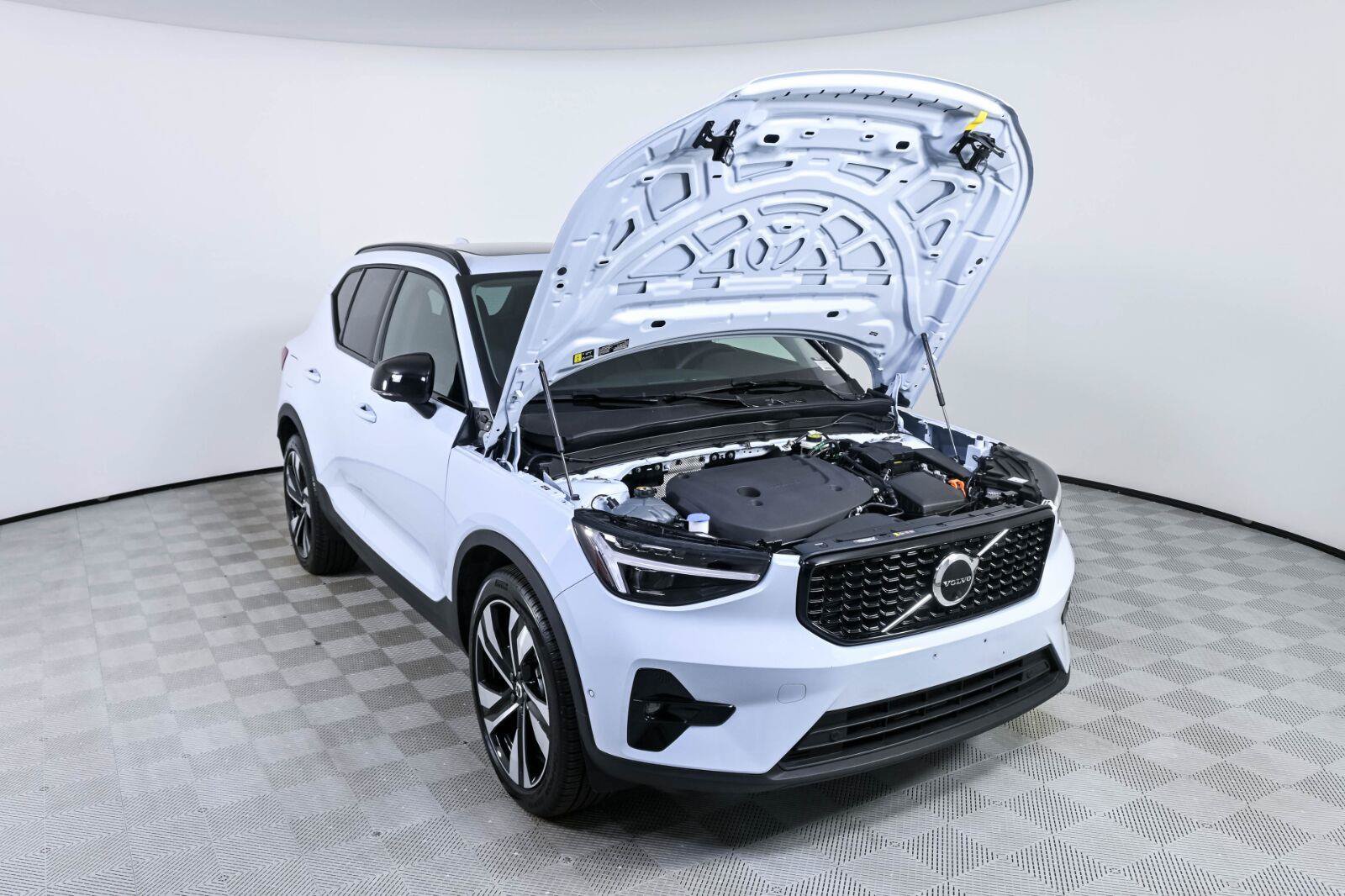 Certified 2026 Volvo XC40 B5 Plus AWD/4WD image 33