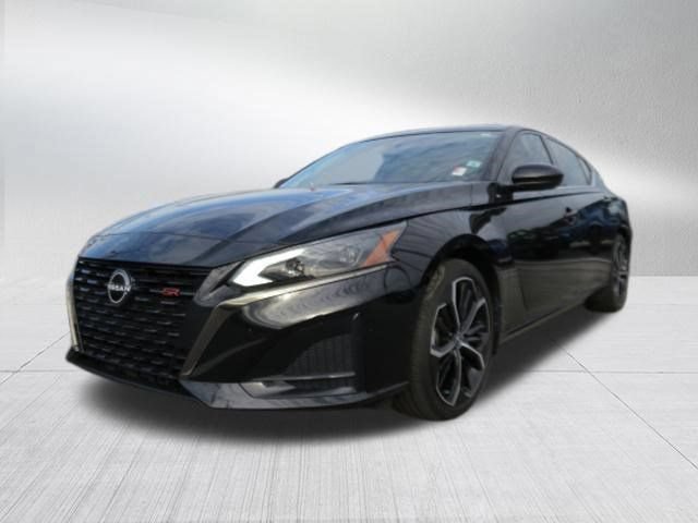 Used 2023 Nissan Altima 2.5 SR w/ SR Premium Package FWD image 3