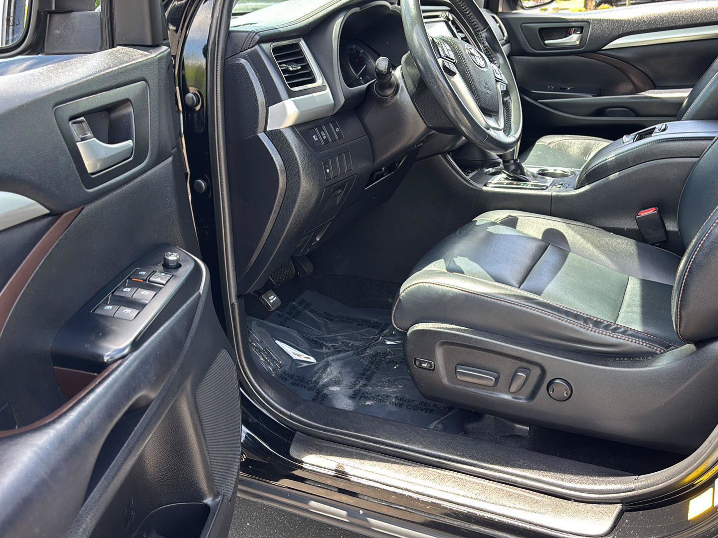 Used 2019 Toyota Highlander XLE AWD/4WD image 2