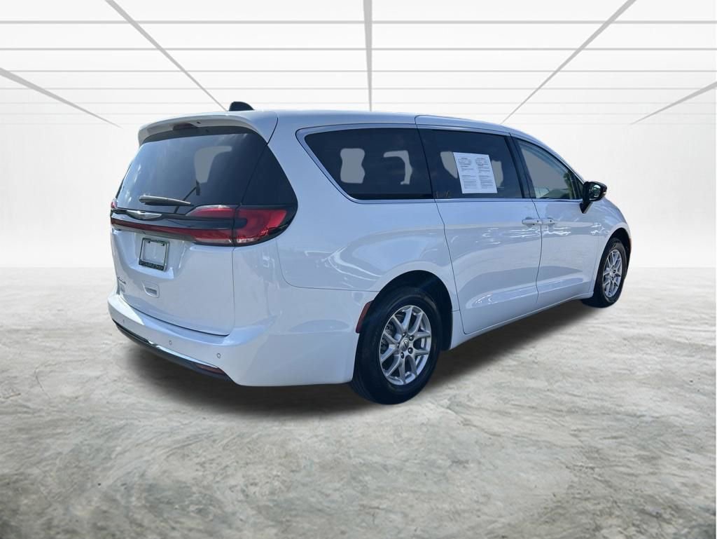 Used 2024 Chrysler Pacifica Touring-L FWD image 4