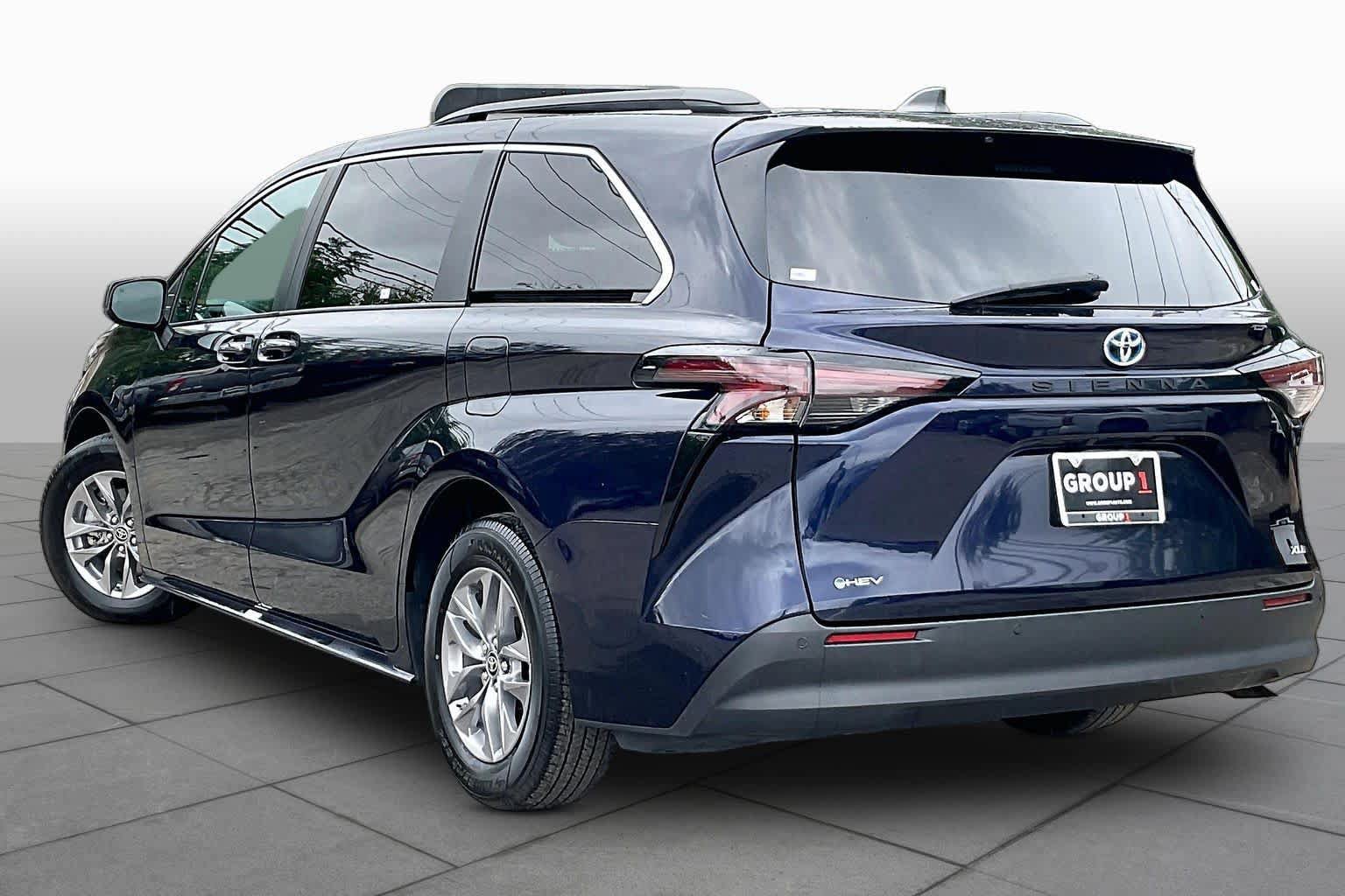 Used 2025 Toyota Sienna XLE FWD image 12
