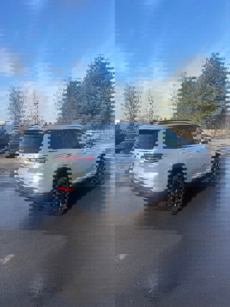 Used 2024 Jeep Grand Cherokee L Laredo image 7