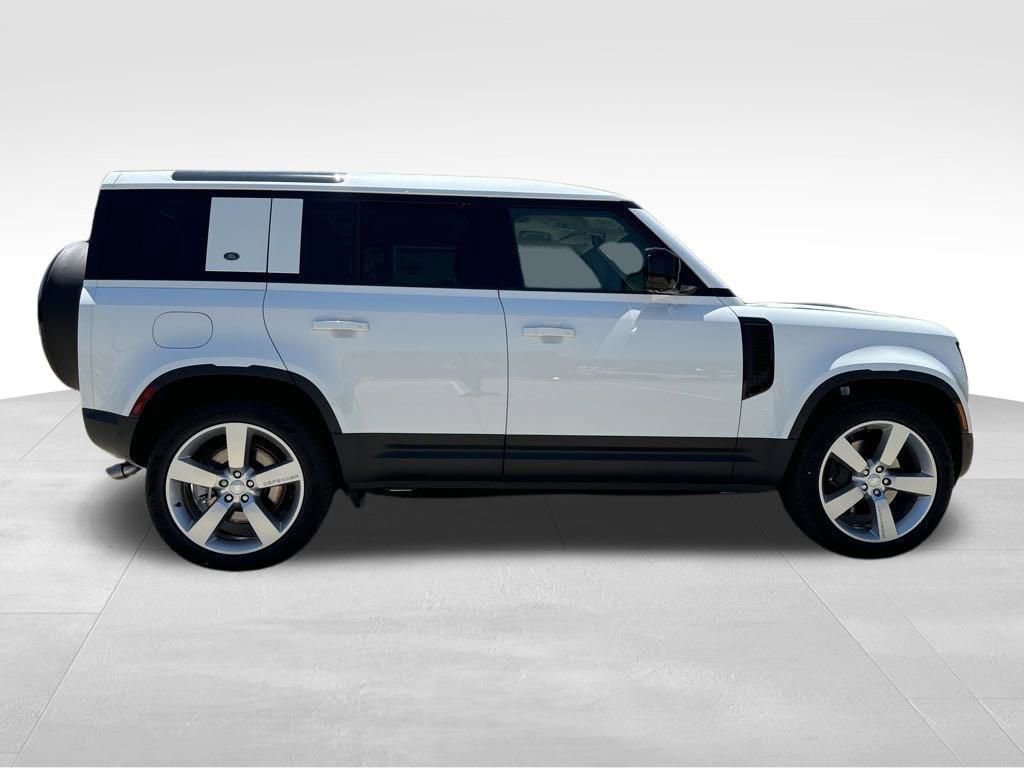 New 2024 Land Rover Defender 110 SE image 4