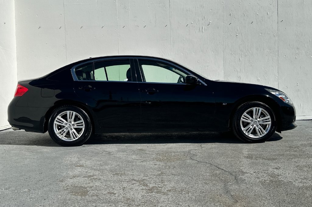 Used 2015 INFINITI Q40 w/ Navigation Package RWD image 2