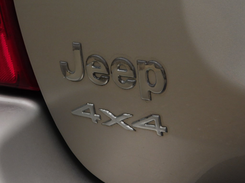 Used 2004 Jeep Grand Cherokee Limited AWD/4WD image 7