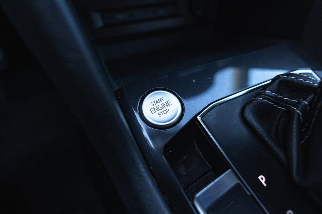 Used 2021 Volkswagen Tiguan SE w/ Panoramic Sunroof Package image 17