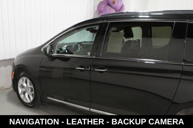 Used 2020 Chrysler Pacifica Touring-L Plus w/ Tire & Wheel Group FWD image 28