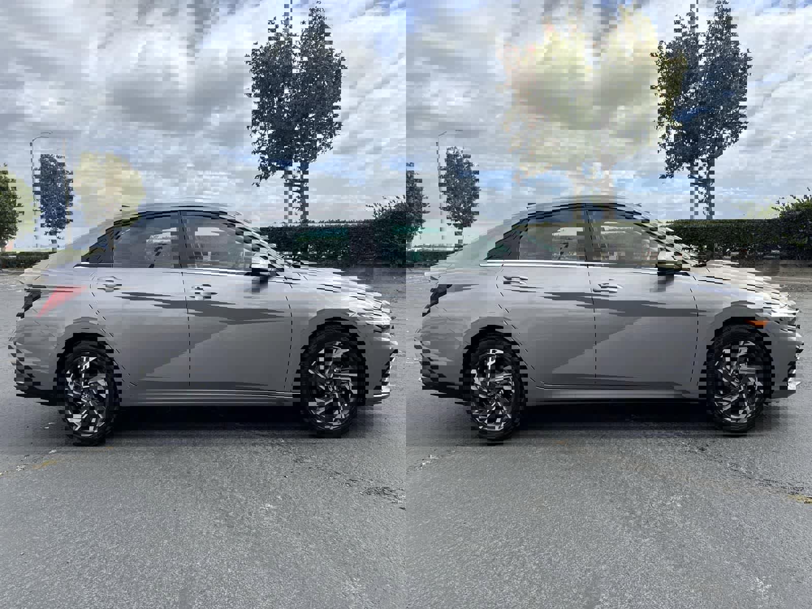 Certified 2025 Hyundai Elantra SEL image 3