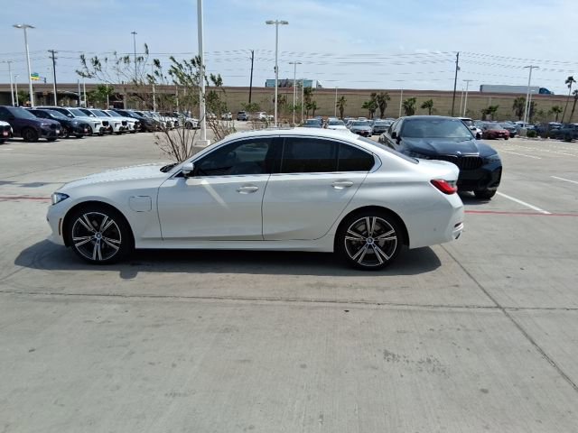 Used 2024 BMW 330e w/ Convenience Package RWD image 3