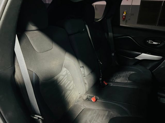 Used 2019 Jeep Cherokee Latitude AWD/4WD image 32