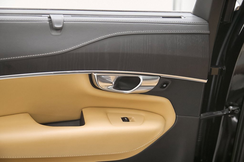 Certified 2023 Volvo XC90 B6 Ultimate w/ Protection Package Premier image 21