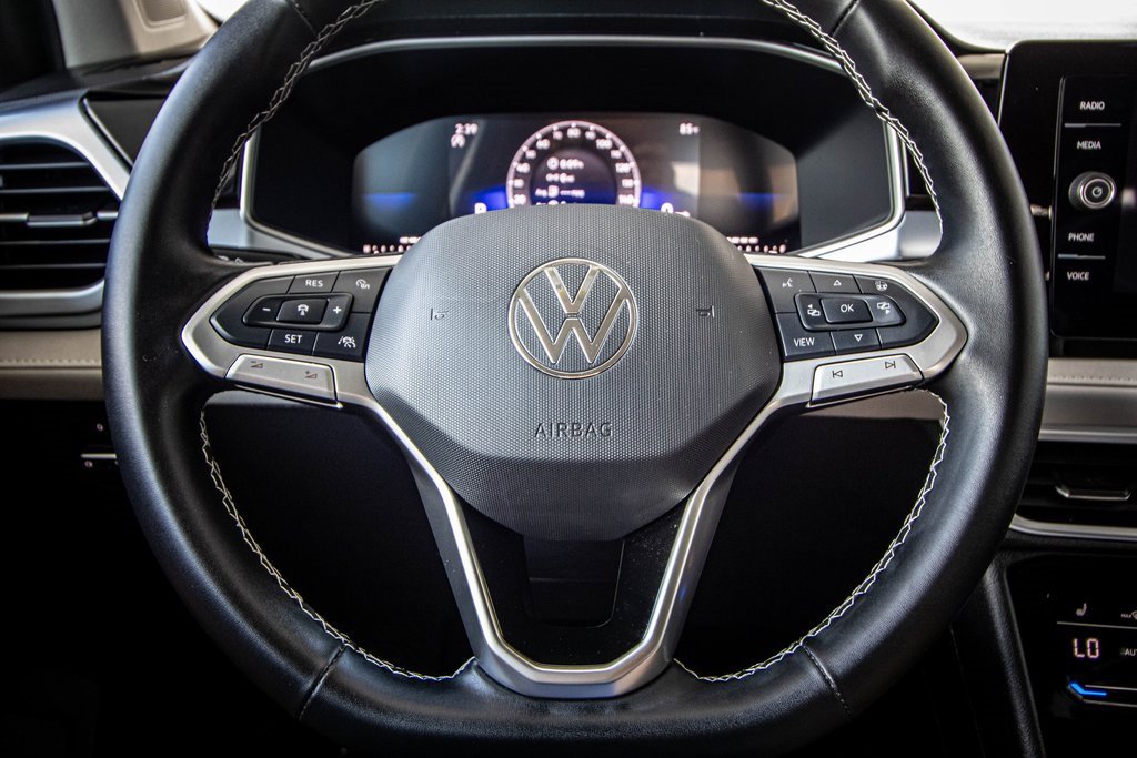 Certified 2025 Volkswagen Taos SE w/ Black Wheel Package image 33