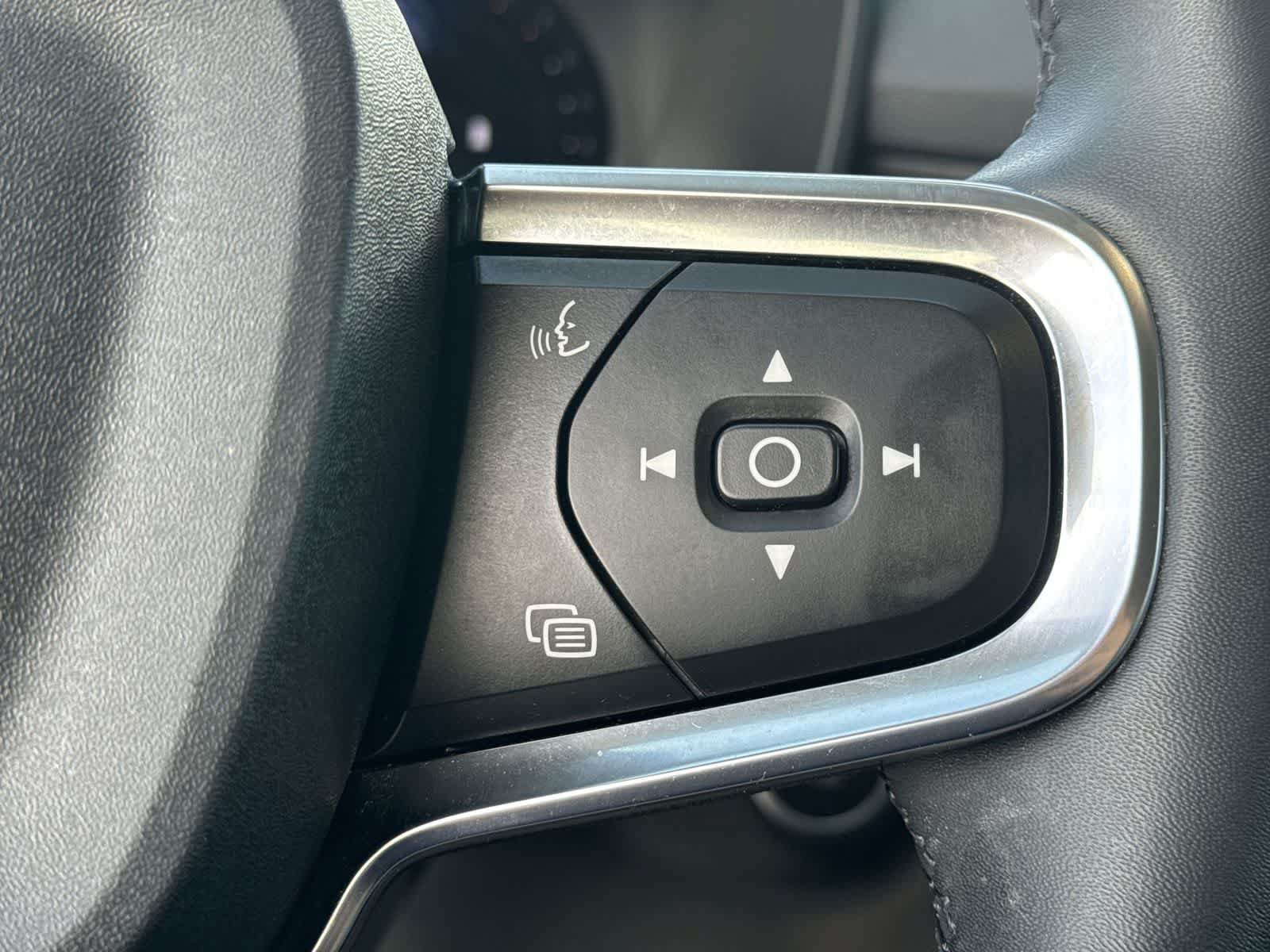 Used 2023 Volvo XC40 B4 Core w/ Convenience Package FWD image 31