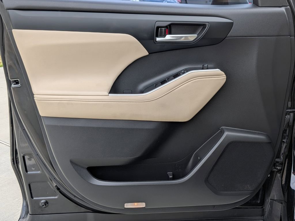 Used 2023 Toyota Highlander XLE image 10