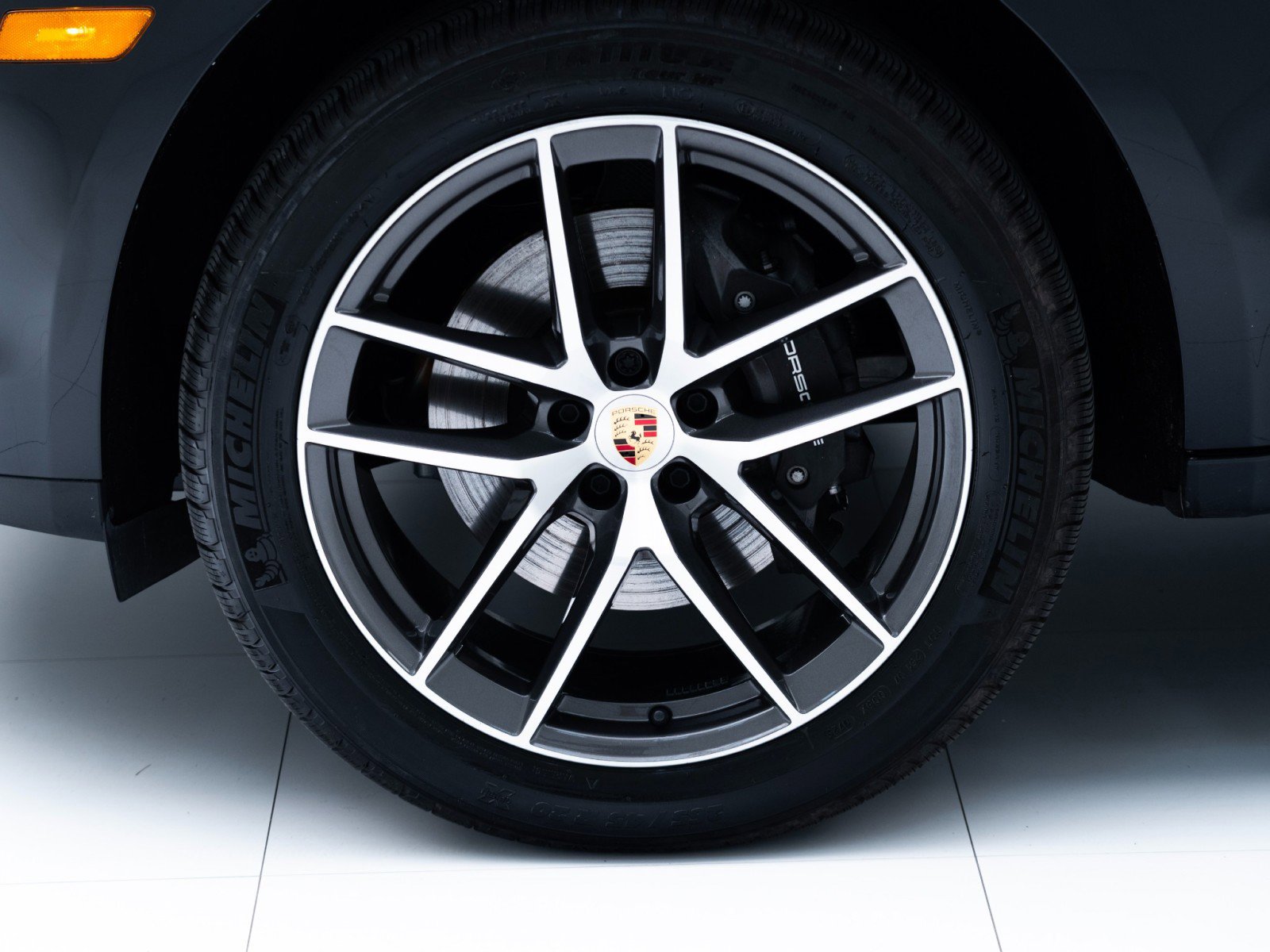 Certified 2025 Porsche Macan image 12