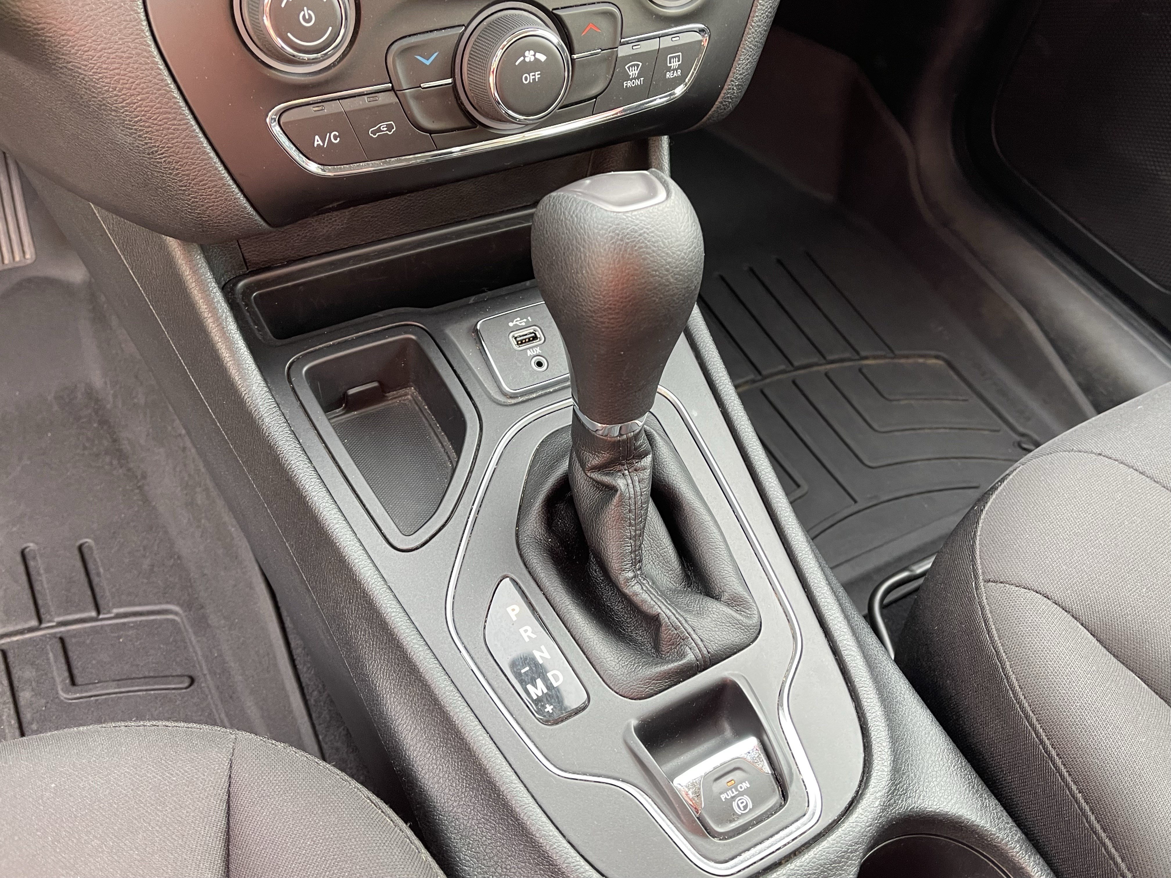 Used 2019 Jeep Cherokee Latitude w/ Popular Appearance Group FWD image 21