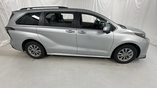 Used 2024 Toyota Sienna XLE image 2