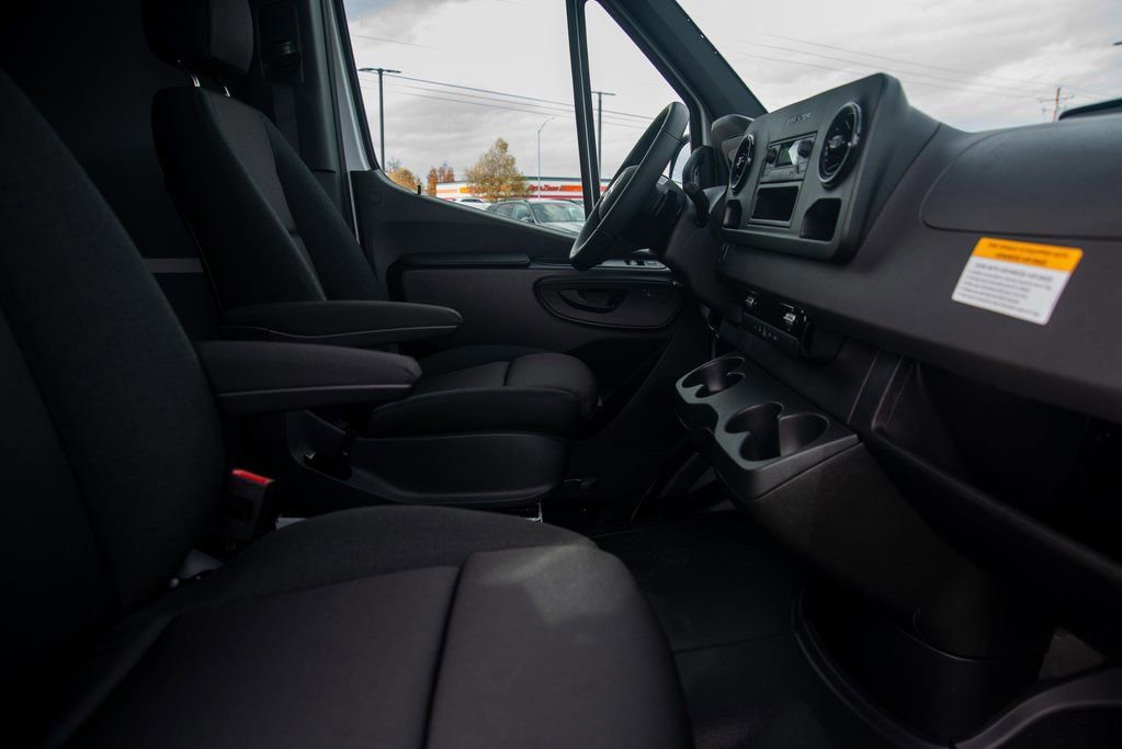 Used 2025 Mercedes-Benz Sprinter 2500 image 32