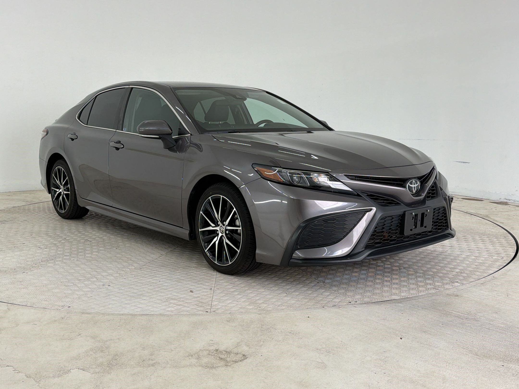 Used 2023 Toyota Camry SE FWD image 7