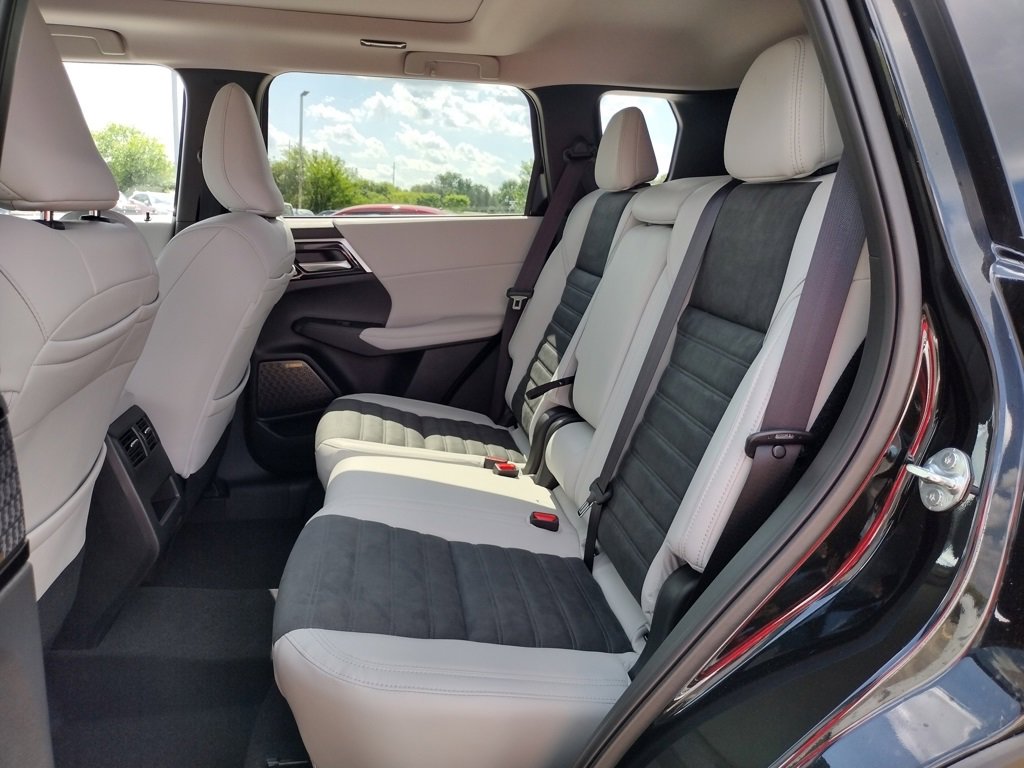 New 2025 Mitsubishi Outlander SE image 12