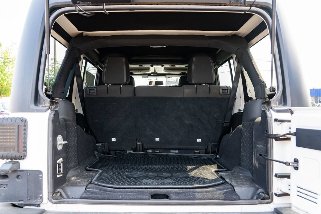 Used 2016 Jeep Wrangler Unlimited Rubicon w/ Connectivity Group AWD/4WD image 9