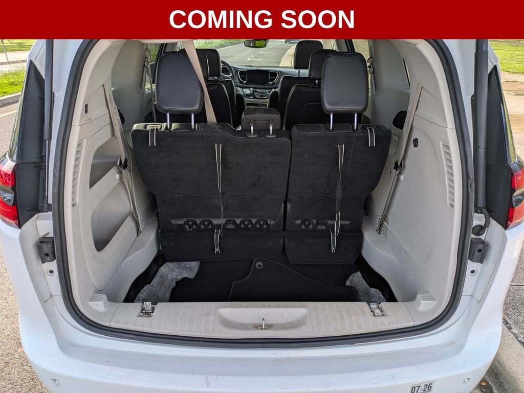 Used 2022 Chrysler Pacifica Touring-L image 17