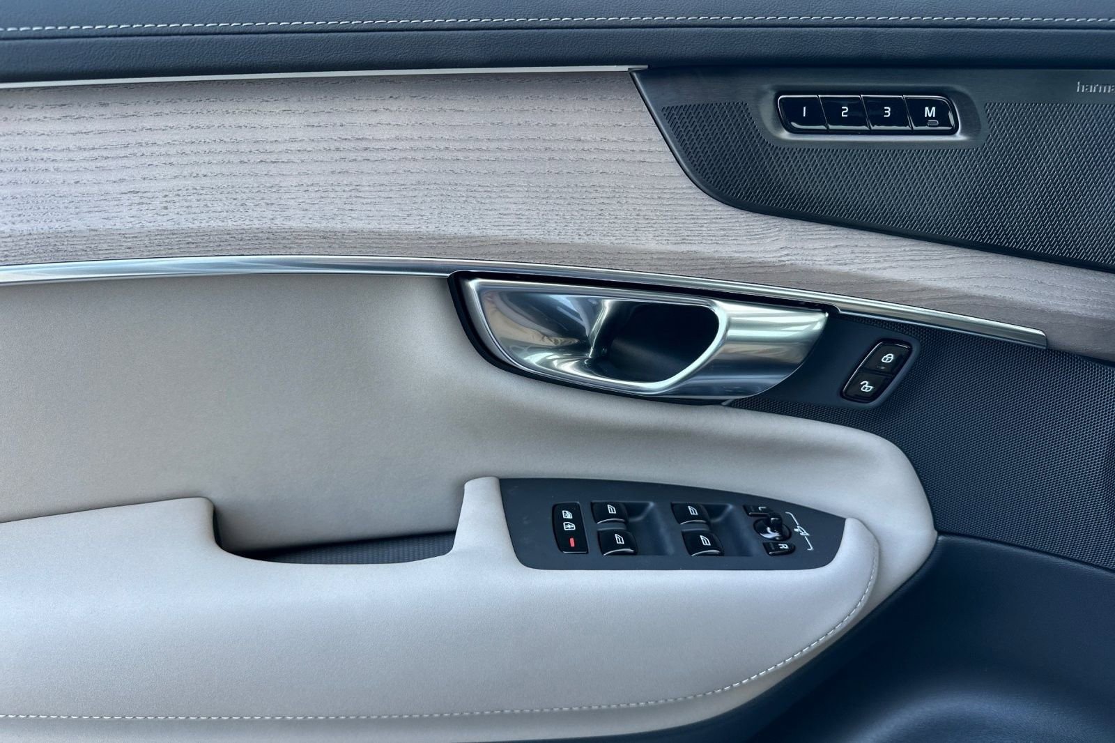 New 2026 Volvo XC90 B6 Plus w/ Protection Package Premier image 14