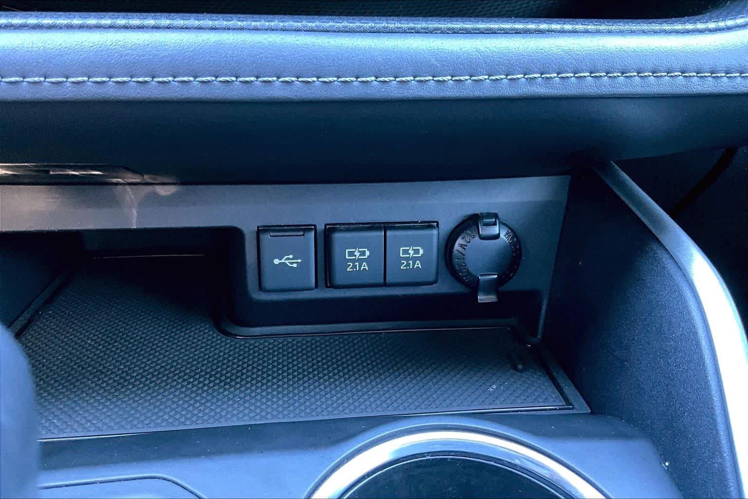 Used 2021 Toyota Highlander XLE AWD/4WD image 32