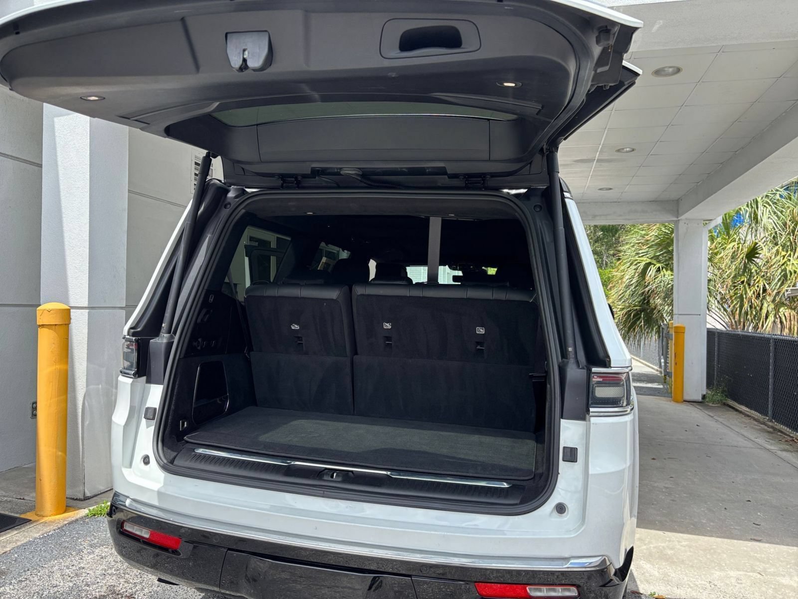 Used 2023 Jeep Grand Wagoneer Series II AWD/4WD image 35