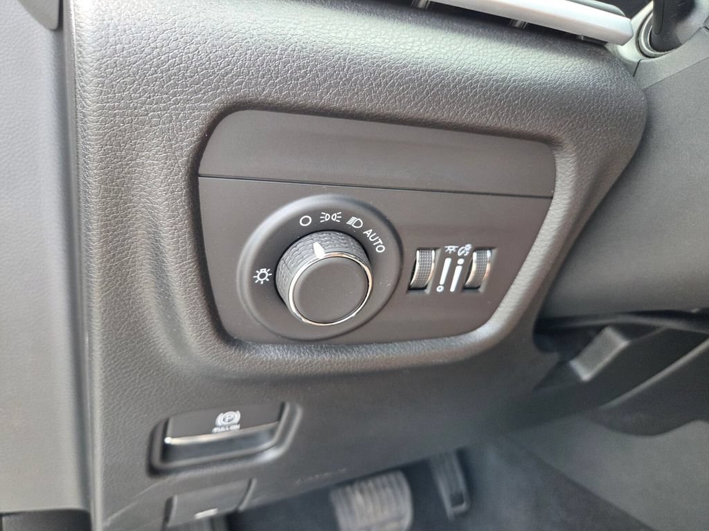 Used 2025 Jeep Grand Cherokee Altitude AWD/4WD image 24