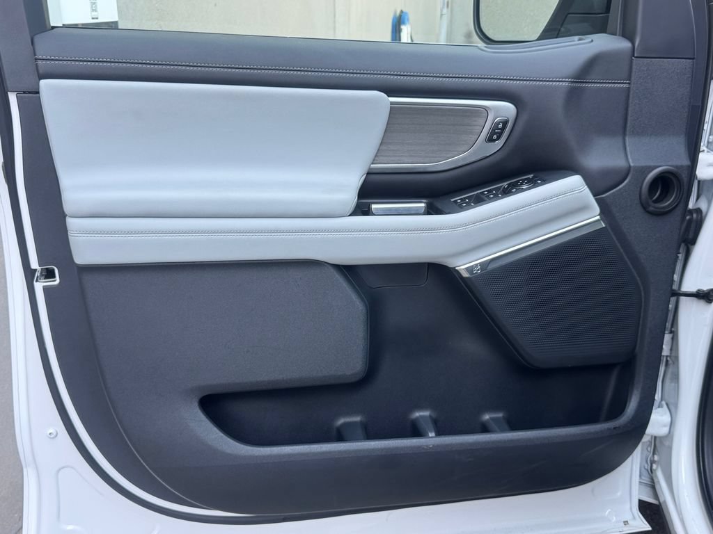 Used 2025 Ford Expedition Platinum AWD/4WD image 12