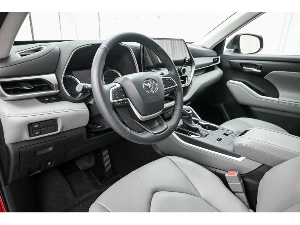 Used 2025 Toyota Highlander XLE image 9