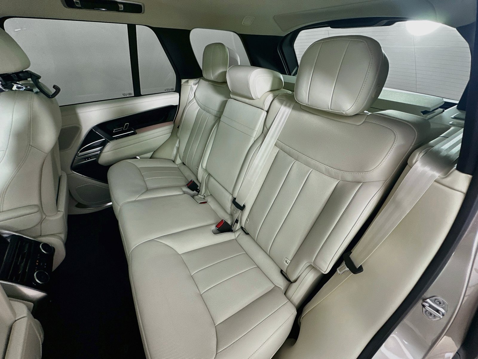 New 2026 Land Rover Range Rover SE AWD/4WD image 35