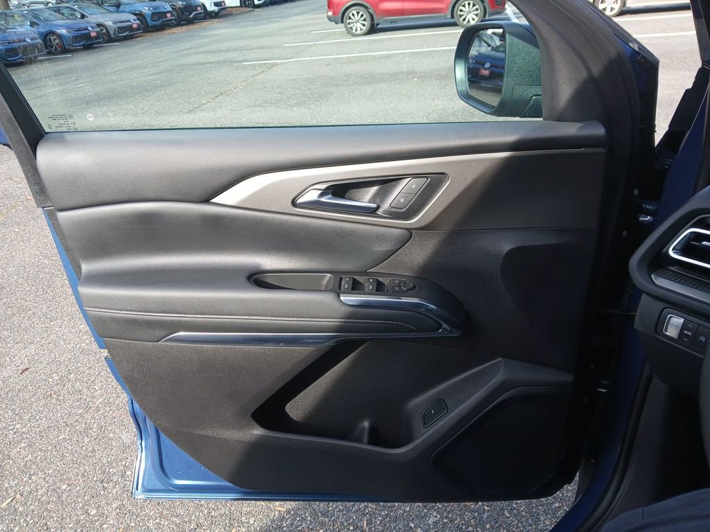 Used 2025 Chevrolet Traverse LT image 12