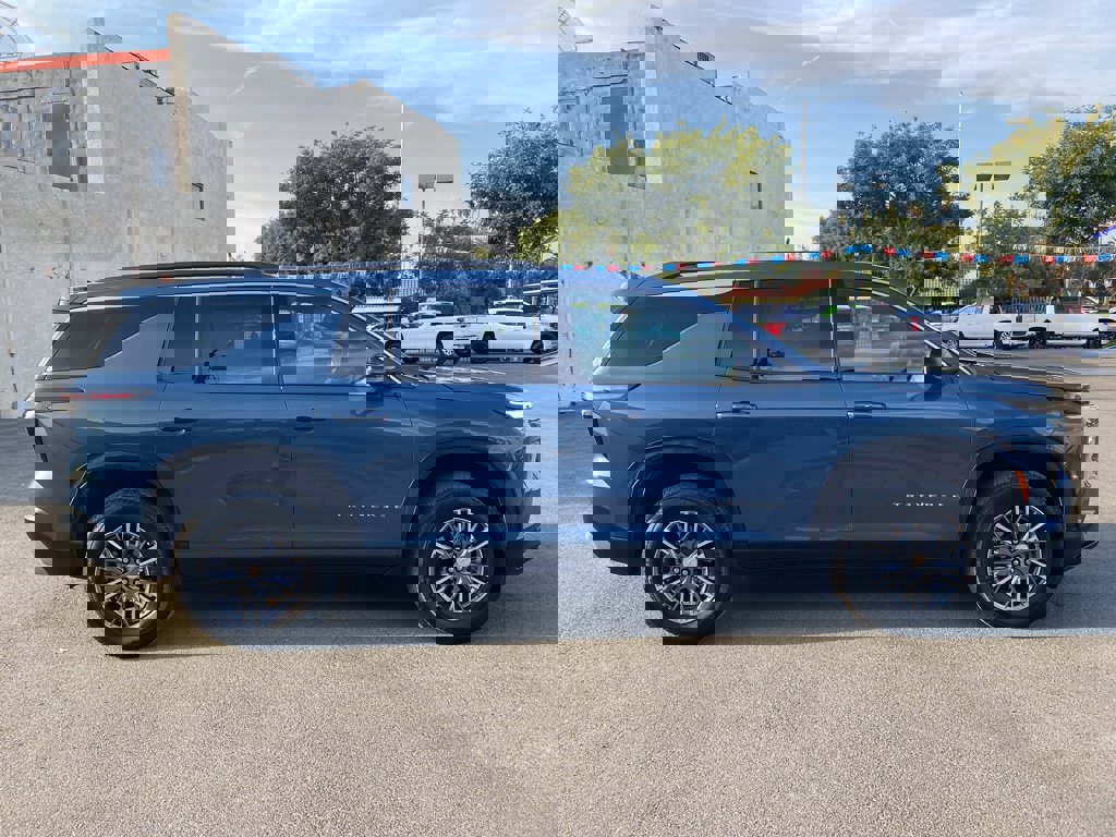 Used 2025 Chevrolet Traverse LT image 5