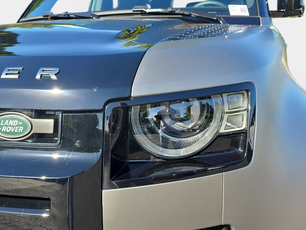 Used 2025 Land Rover Defender 110 X AWD/4WD image 32
