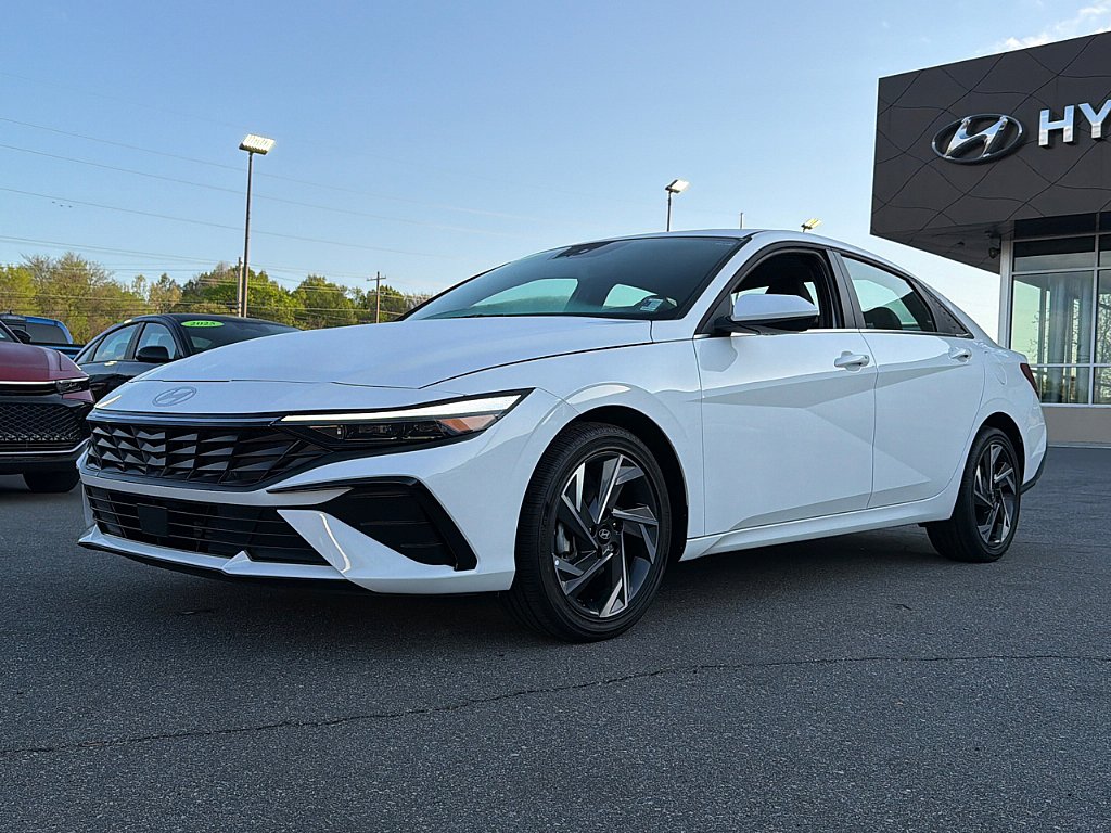 Used 2025 Hyundai Elantra SEL image 1