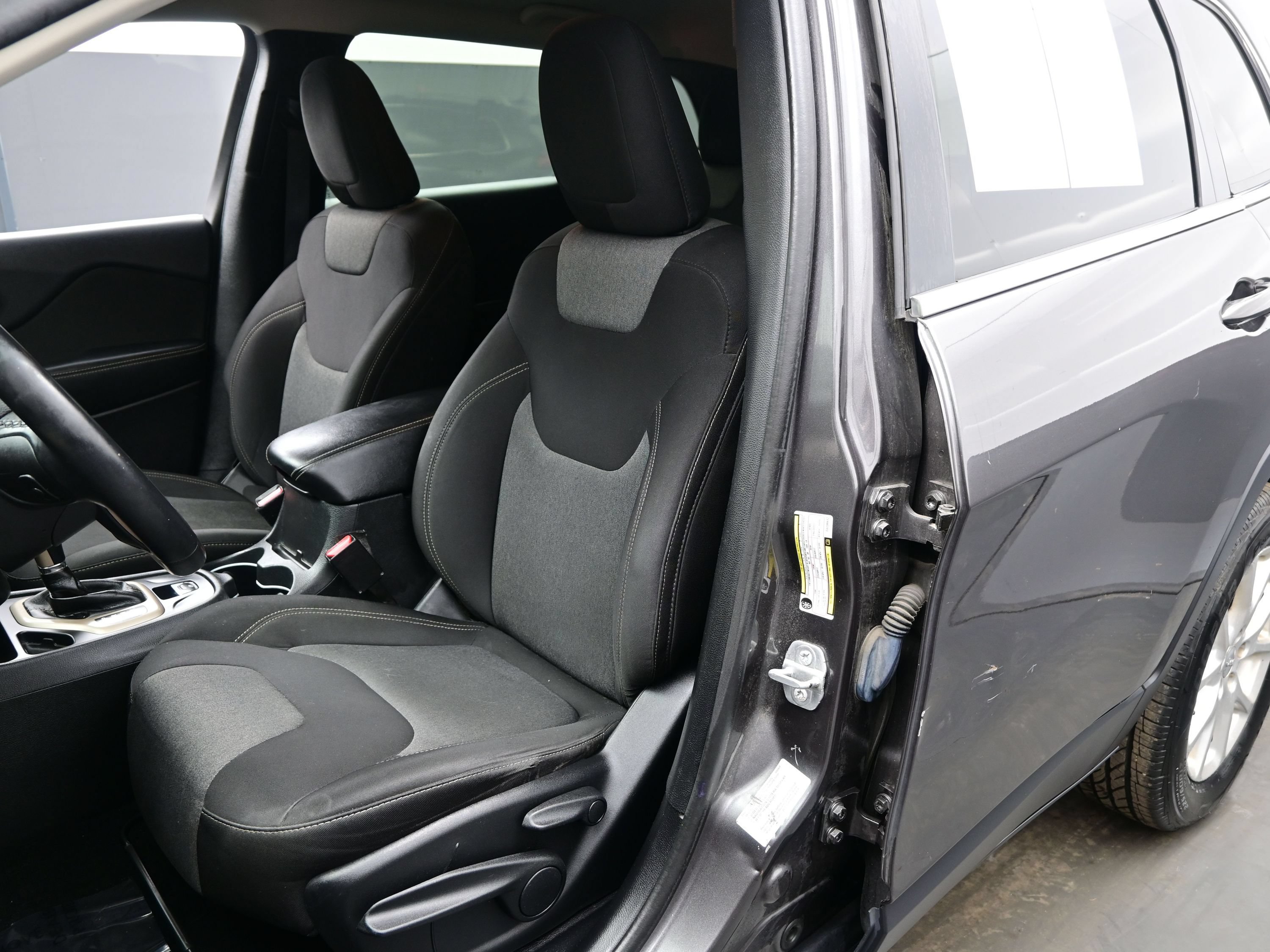 Used 2014 Jeep Cherokee Latitude FWD image 14