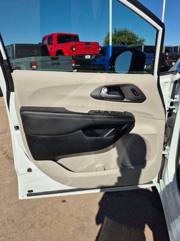 Certified 2024 Chrysler Pacifica Touring-L image 13