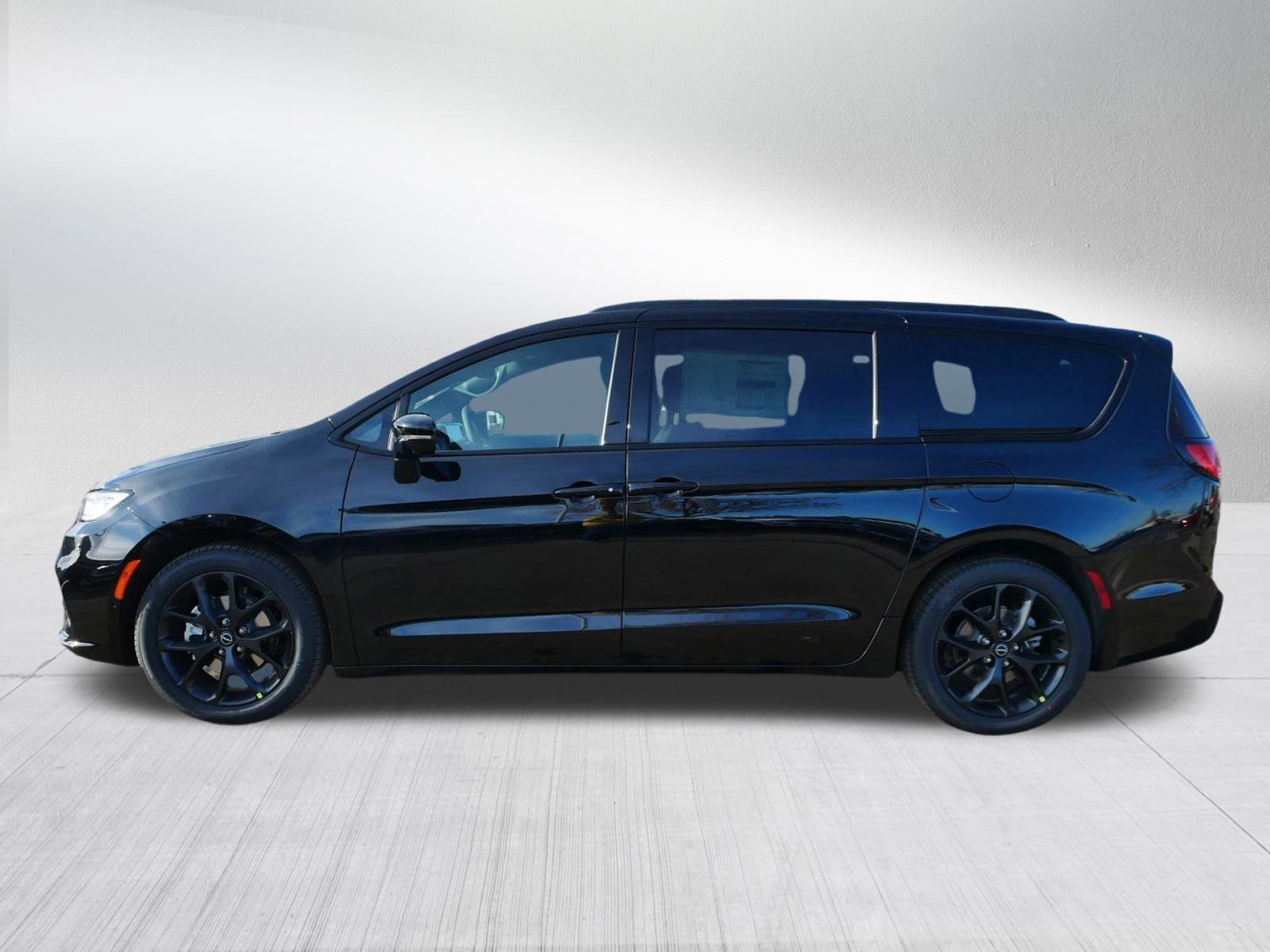 New 2026 Chrysler Pacifica Select image 4