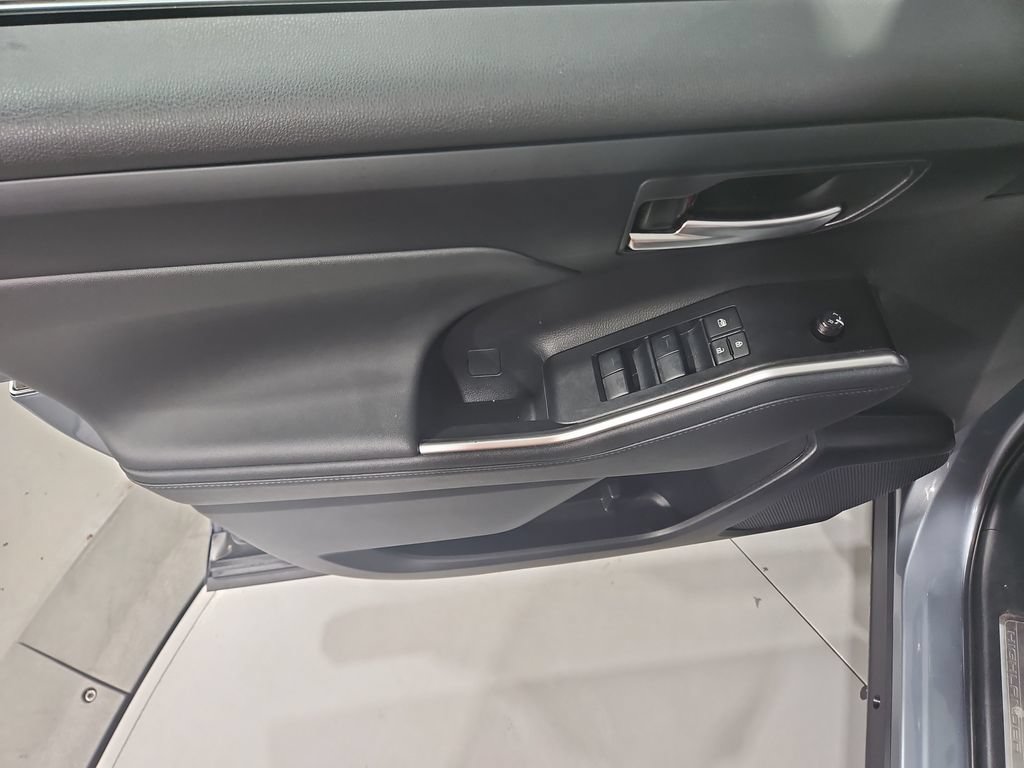 Used 2023 Toyota Highlander XLE AWD/4WD image 11