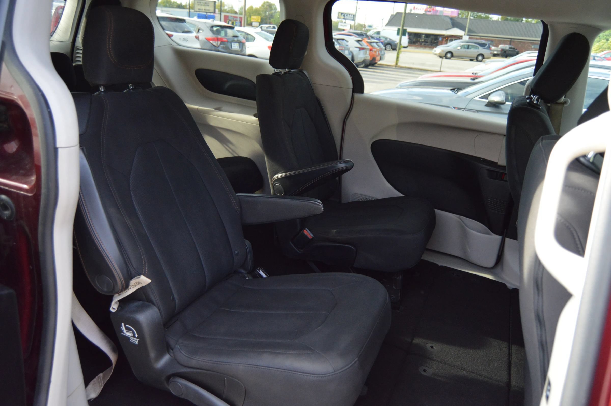 Used 2017 Chrysler Pacifica Touring FWD image 21