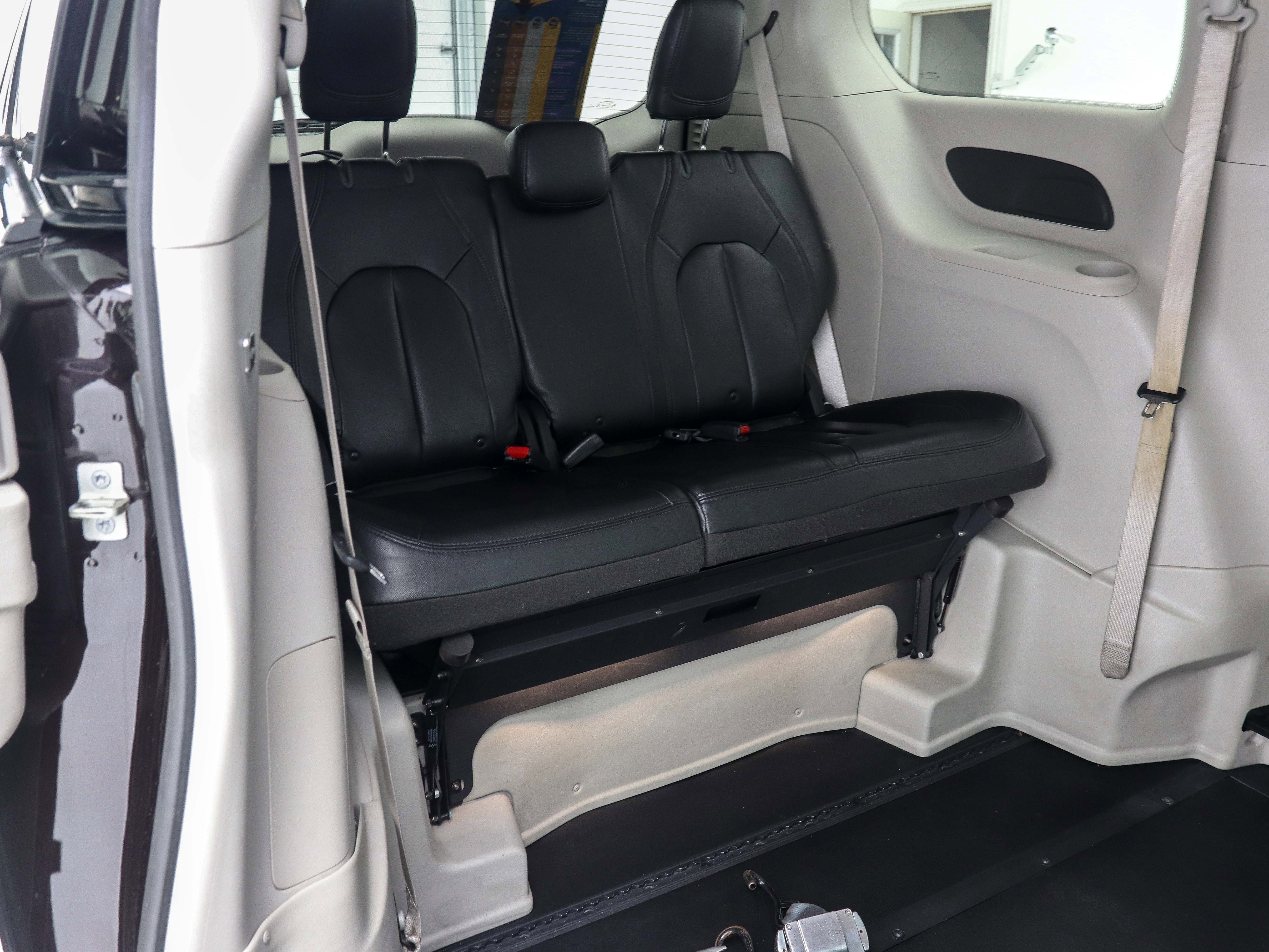 Used 2018 Chrysler Pacifica Touring Plus image 16