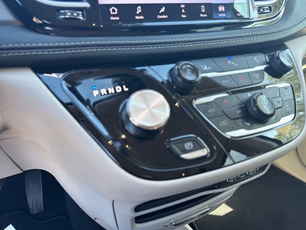 Used 2024 Chrysler Pacifica Select image 35